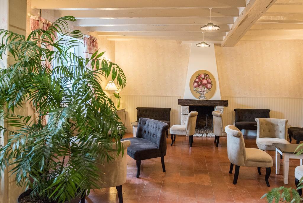 L'auberge Du Port Des Roches Luche-Pringe