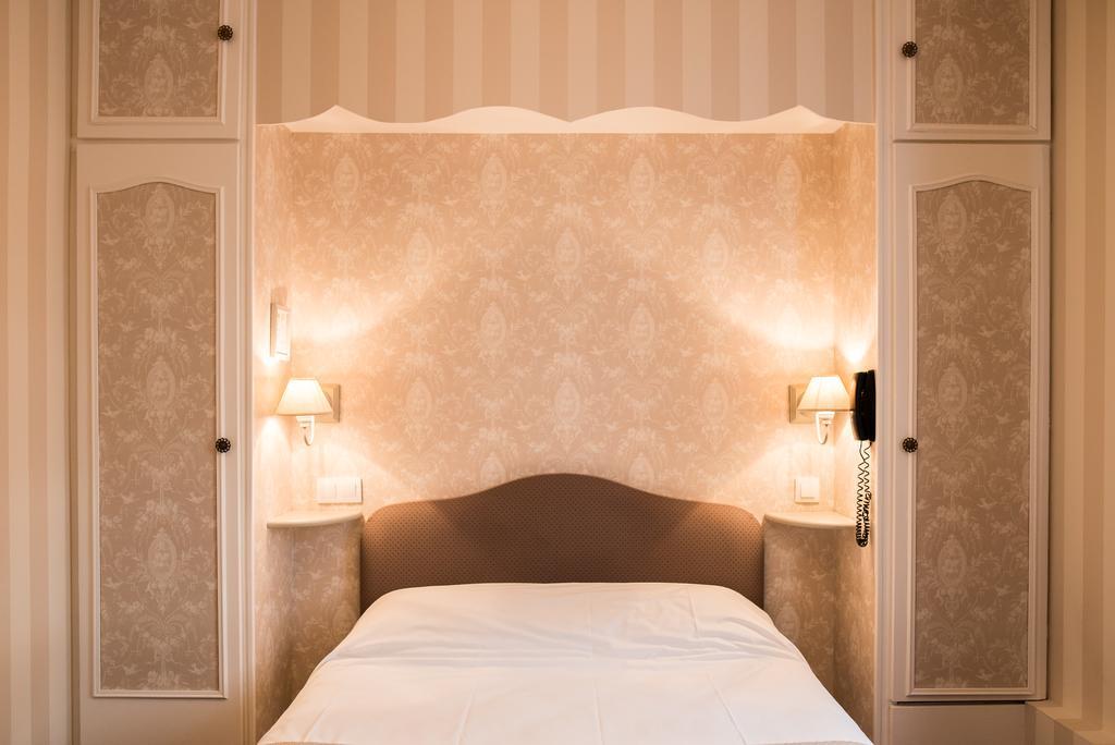 Hotel L'auberge Du Port Des Roches Luche-Pringe