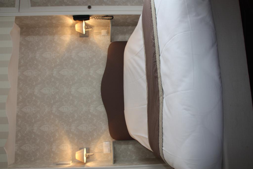 L'auberge Du Port Des Roches Hotel 3*