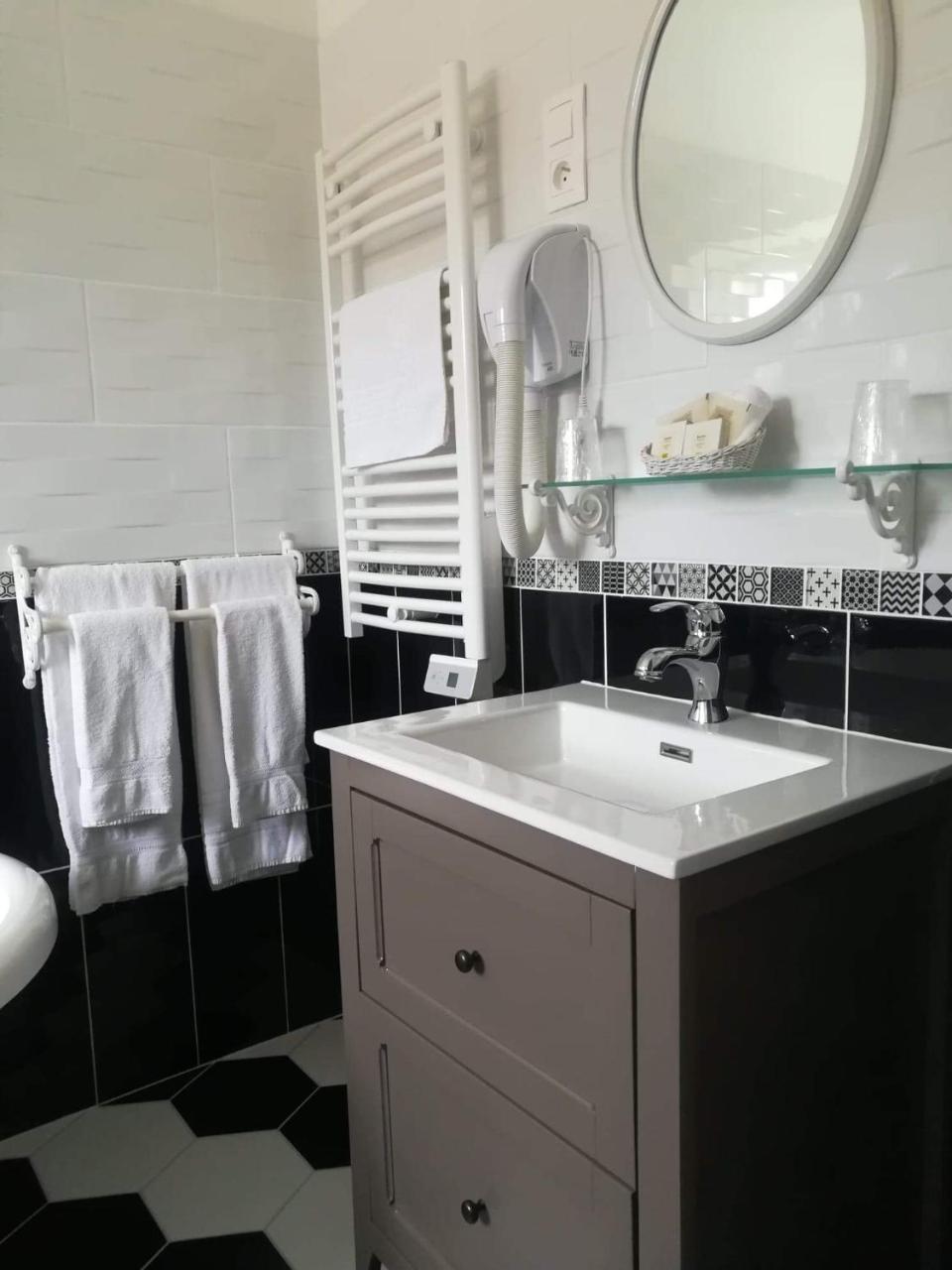 Hotel L'auberge Du Port Des Roches 3*