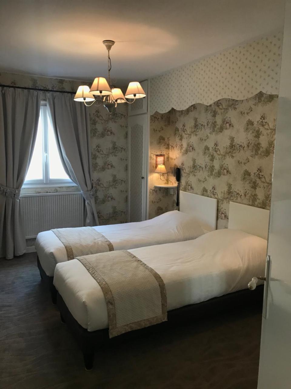 L'auberge Du Port Des Roches Luche-Pringe