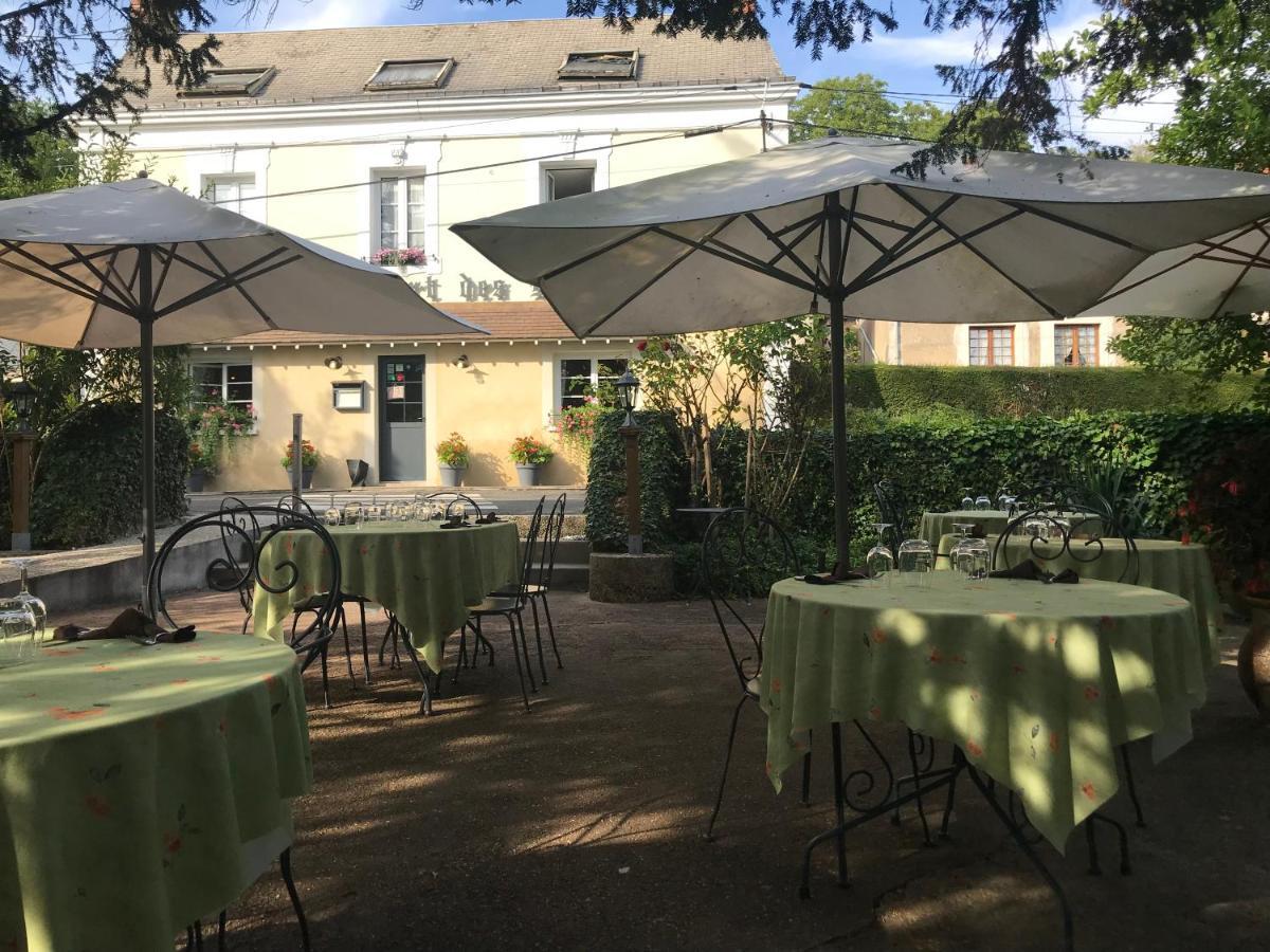 L'auberge Du Port Des Roches Hotel